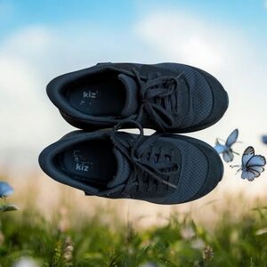 Kizik Black Athletic Sneakers Boys/Girls Size 1Y